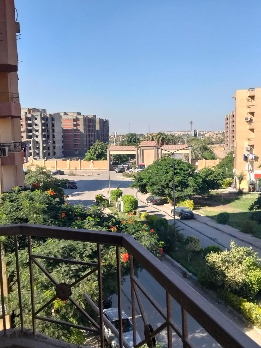 الإطلالة من بلكونة الشقة